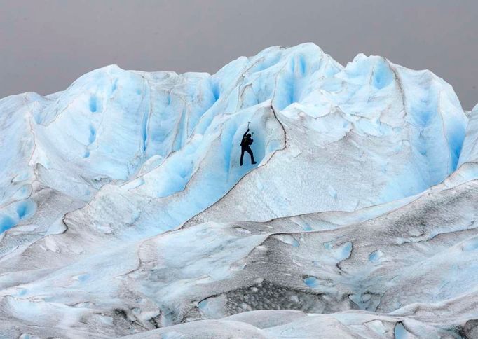 Horolezec šplhá na ledovec Perito Moreno v Patagonii, blízko města El Calafate v jižní Argentině. Ledovec Perito Moreno představuje horu ledu, která sahá do výšky 70 m nad mořem, je 30 km dlouhý a jeho celková plocha je 257 kilometrů čtverečních.