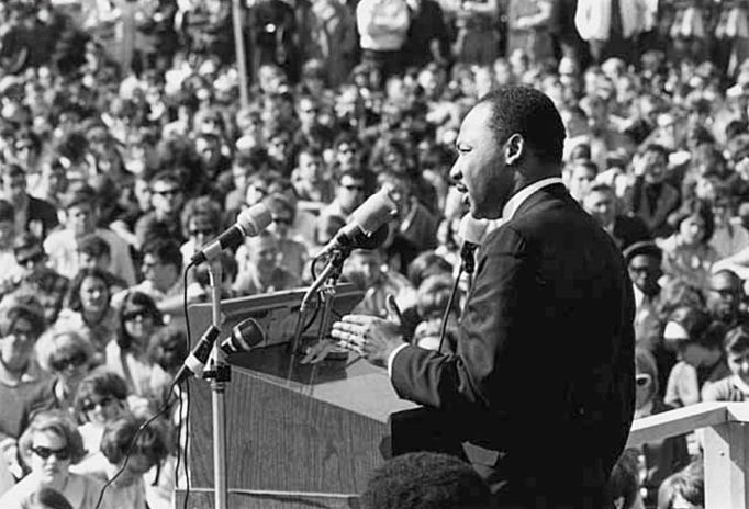 Martin Luther King na shromáždění proti válce ve Vietnamu na Minnesotské univerzitě v St. Paulu 27. dubna 1967.