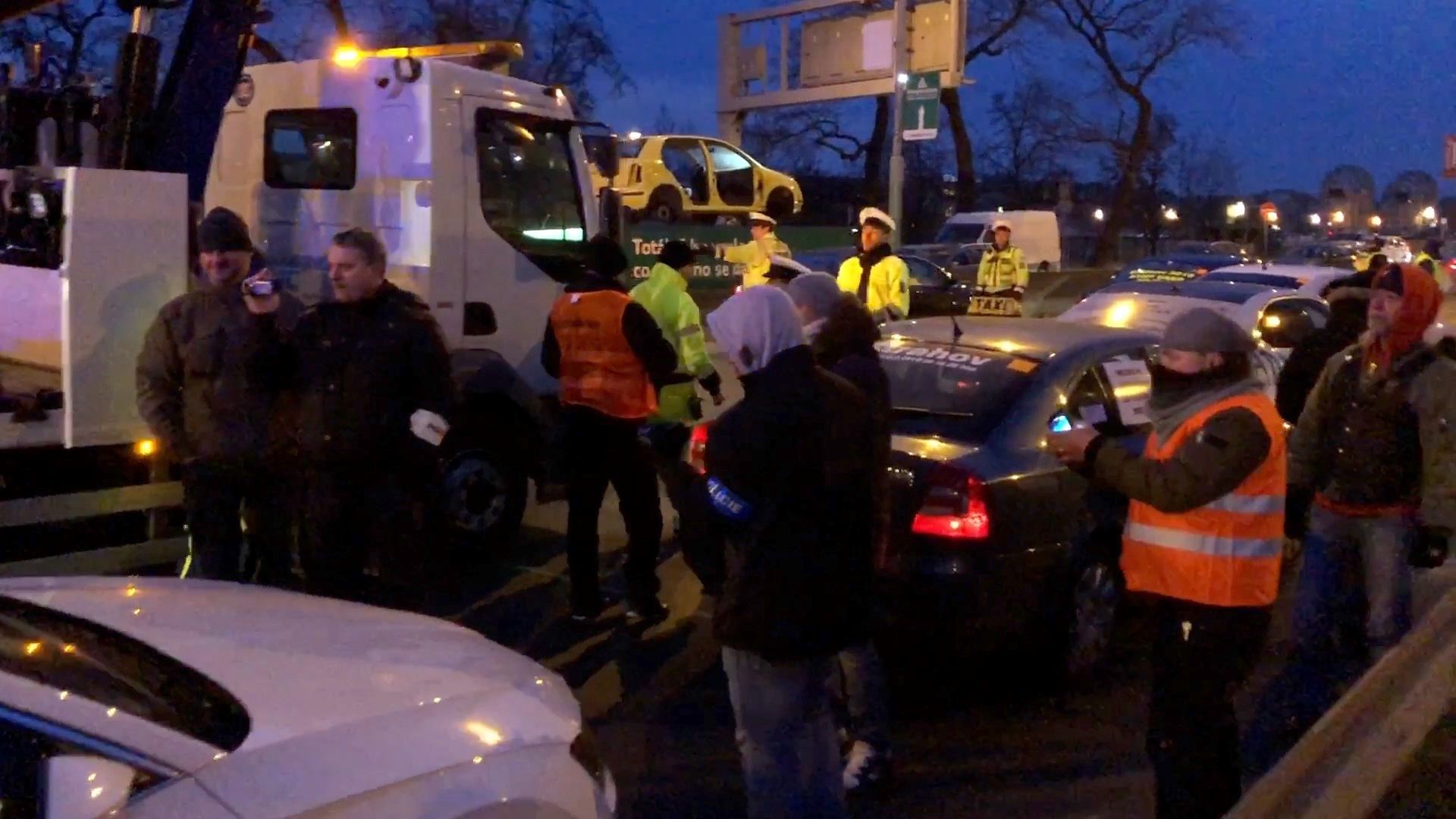 Taxikáři zablokovali pražskou magistrálu, policie přijela s odtahovkou