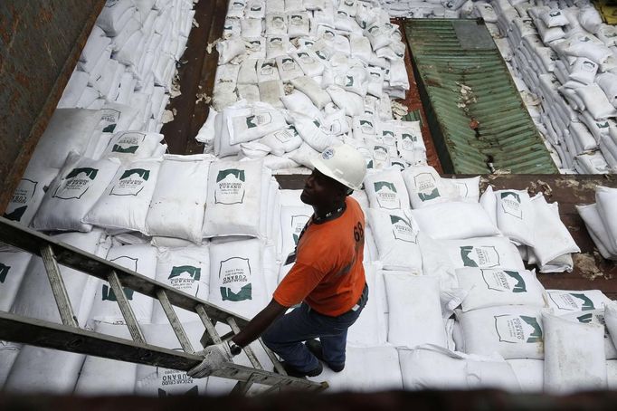 A worker stands nest to gags labeled "Cuban Raw Sugar" are seen inside a North Korean flagged ship "Chong Chon Gang" docked at the Manzanillo Container Terminal in Colon City July 16, 2013. Panama detained the North Korean-flagged ship from Cuba as it headed to the Panama Canal and said it was hiding weapons in brown sugar containers, sparking a standoff in which the ship's captain attempted to commit suicide. Panama's President Ricardo Martinelli said the undeclared weapons were detected inside the containers when Panamanian authorities stopped the ship, suspecting it was carrying drugs. REUTERS/Carlos Jasso (PANAMA - Tags: CRIME LAW DRUGS SOCIETY POLITICS) Published: Čec. 16, 2013, 9:30 odp.