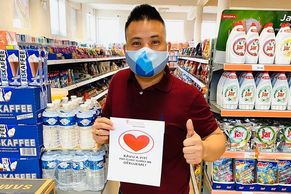 Vietnamci darují zdravotníkům pití a šijí roušky. Dřív kvůli nim čelili i rasismu
