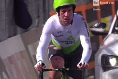 Video: Zkrvaven a roztrhán. Hvězdný Cavendish trefil díru a hned v první etapě nestihl časový limit