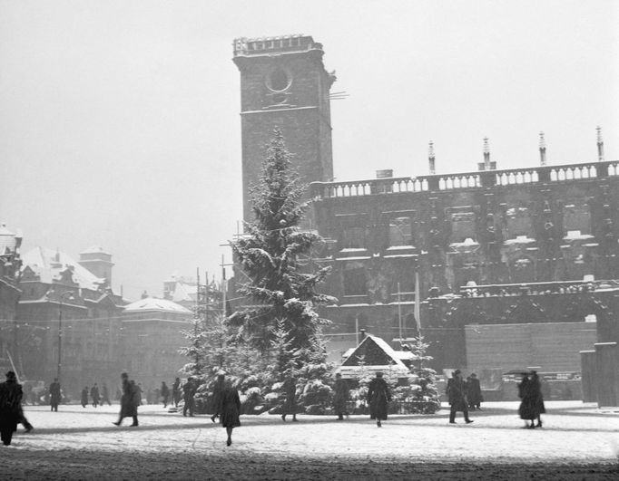 Vánoční strom na Staroměstském náměstí v Praze. Rok 1946