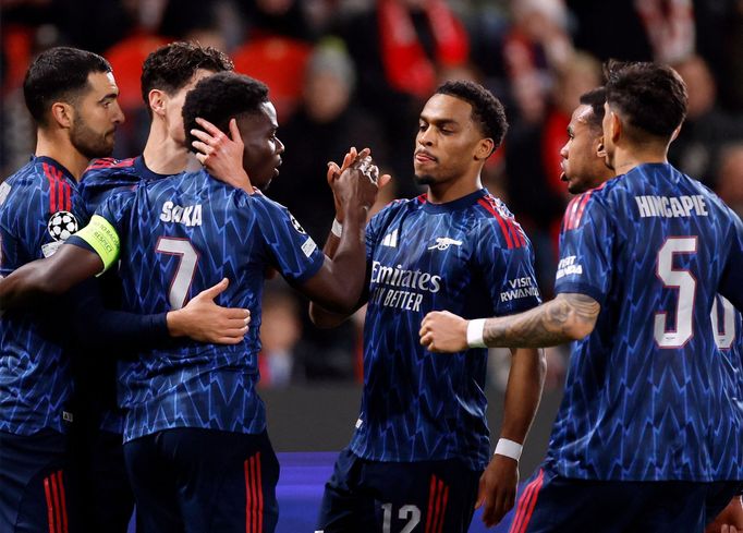 Hráči Arsenalu slaví gól v zápase Ligy mistrů Slavia - Arsenal.