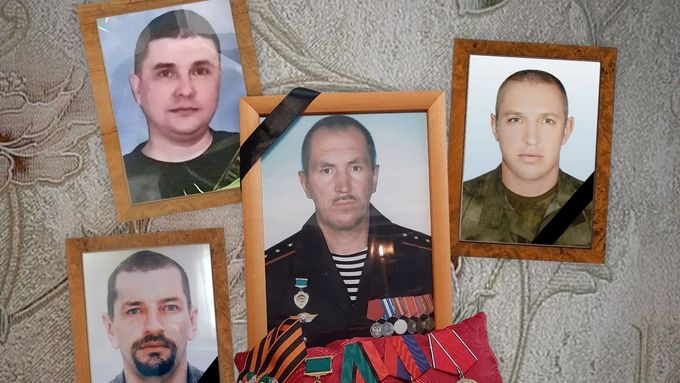 Zemřelí ruští dobrovolníci na Ukrajině.