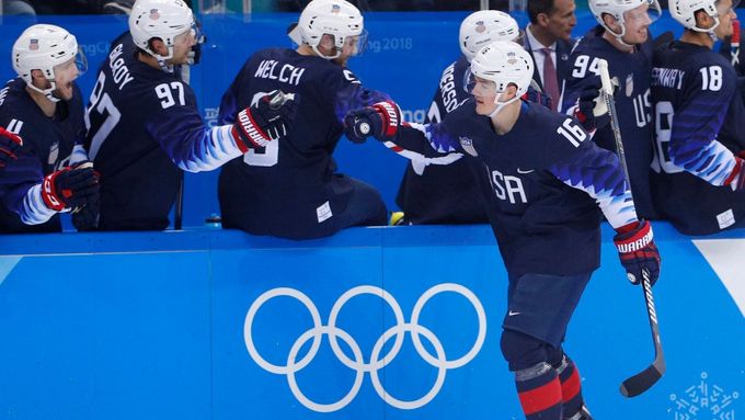 Americký hokejista Ryan Donato (16) slaví gól proti Slovensku na ZOH 2018