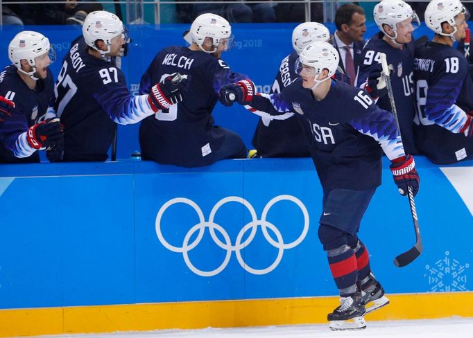 Americký hokejista Ryan Donato (16) slaví gól proti Slovensku na ZOH 2018