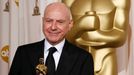 Alan Arkin s cenou Oscar za výkon ve filmu Malá Miss Sunshine, únor 2007.