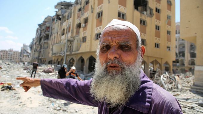 Palestinci prohlížejí škody ve městě Hamad po izraelském náletu uprostřed probíhajícího konfliktu mezi Izraelem a Hamásem v Khan Younis, na jihu Pásma Gazy.