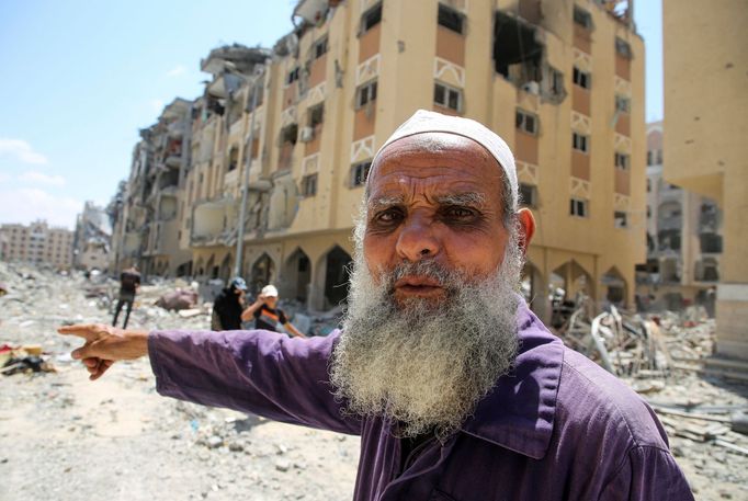 Palestinci prohlížejí škody ve městě Hamad po izraelském náletu uprostřed probíhajícího konfliktu mezi Izraelem a Hamásem v Khan Younis, na jihu Pásma Gazy.