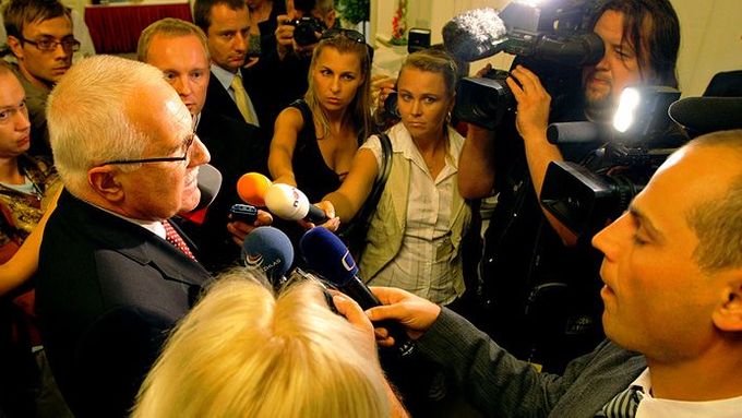 Václav Klaus odpovídá na otázky novinářů po svém projevu na půdě Ústavního soudu.