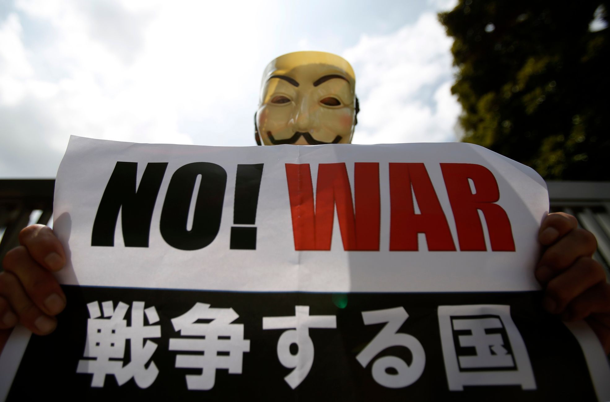 protest tokio armáda demonstrant