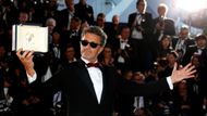 Pawel Pawlikowski pózuje s cenou za režii, vynesl mu ji dobový film Studená válka.