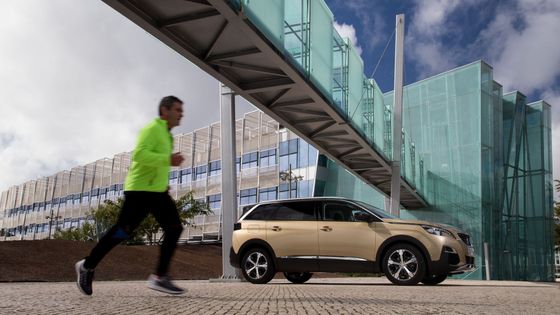 Takto vypadá druhá generace Peugeotu 5008. V Česku se bude prodávat standardně v sedmimístné verzi