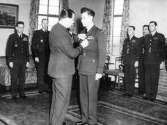 Vyznamenán v lednu 1944 nejvyšším britským leteckým vyznamenáním, Záslužným leteckým křížem (DFC).