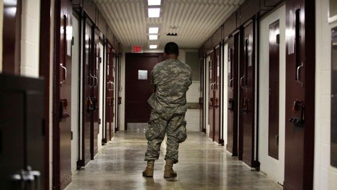 Jeden z vězňů, jejichž žaloba byla soudem zamítnuta, byl pět let držen na Guantánamu. Tamní věznice zůstává v provozu, a to navzdory slibu, který den po svém nástupu do funkce dal prezident Barack Obama
