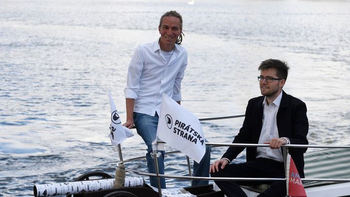 ANO si drží náskok. Piráti však dosáhli zatím nejlepšího výsledku a jsou druzí