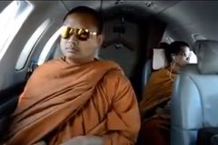 Buddhistický mnich šokoval. Je to bohatý podvodník