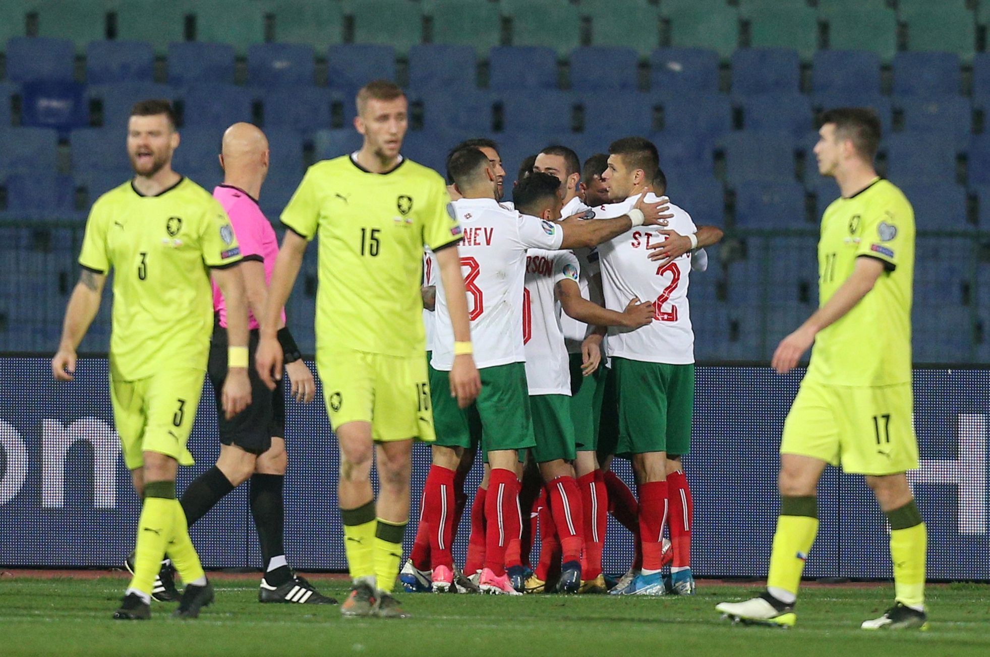 Bulhaři slaví gól v zápase kvalifikace ME 2020 Bulharsko - Česko