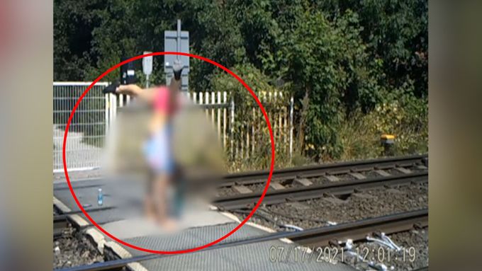 Kamera zachytila riskantní chování lidí na železnici v Broxtowe, kudy běžně projíždějí vlaky rychlostí až 130 kilometrů za hodinu.