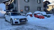 V pozadí veterány zapadané sněhem, v popředí vůz, kterým jsme sem přijeli - Audi A6 Allroad.