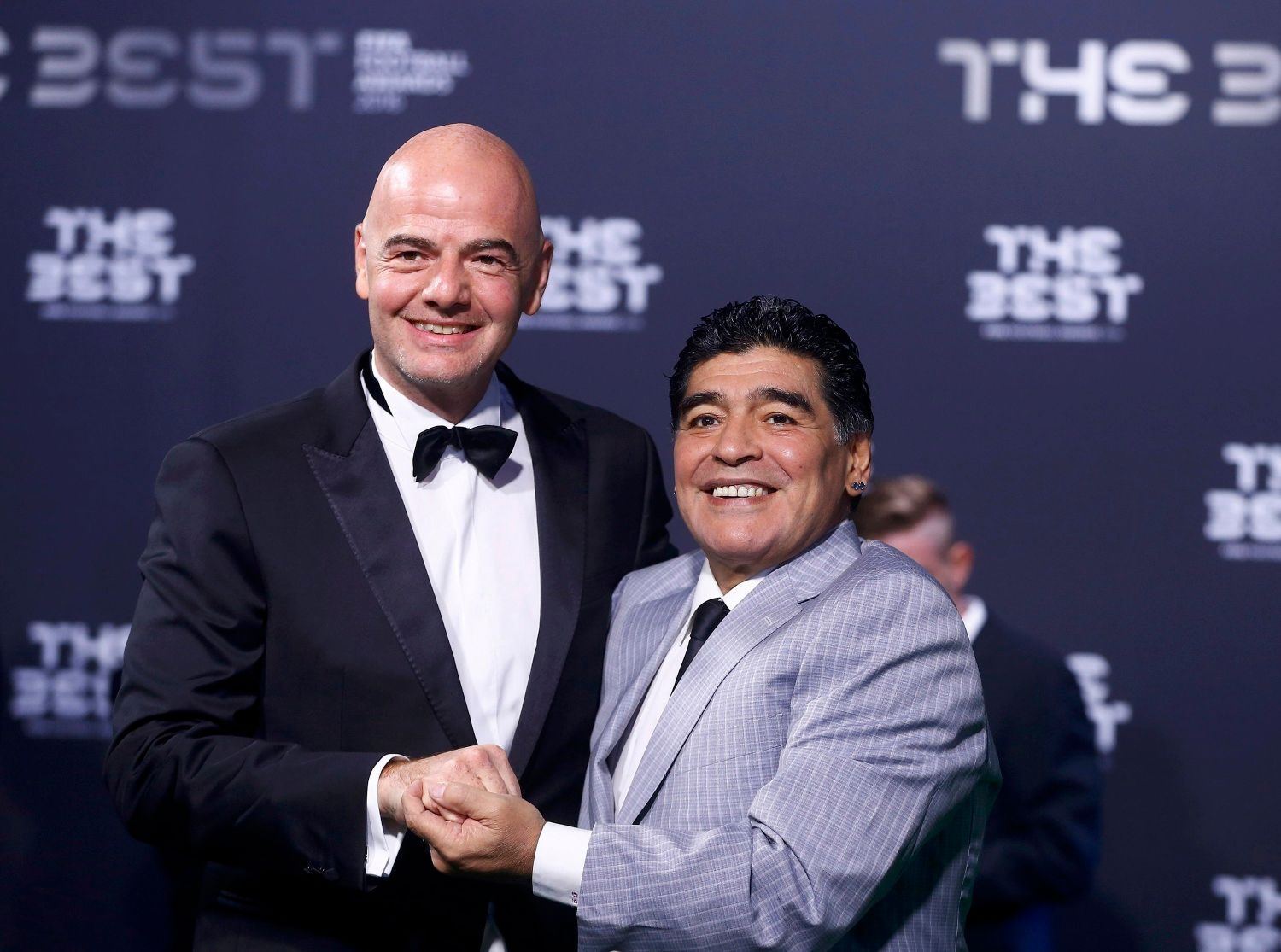 Galavečer FIFA 2017: prezident FIFA Gianni Infantino a Diego Armando Maradona