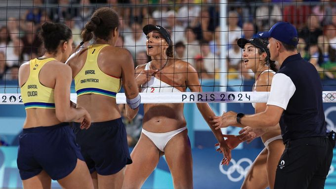 Hádka u sítě ve finále beachařek na OH v Paříži 2024