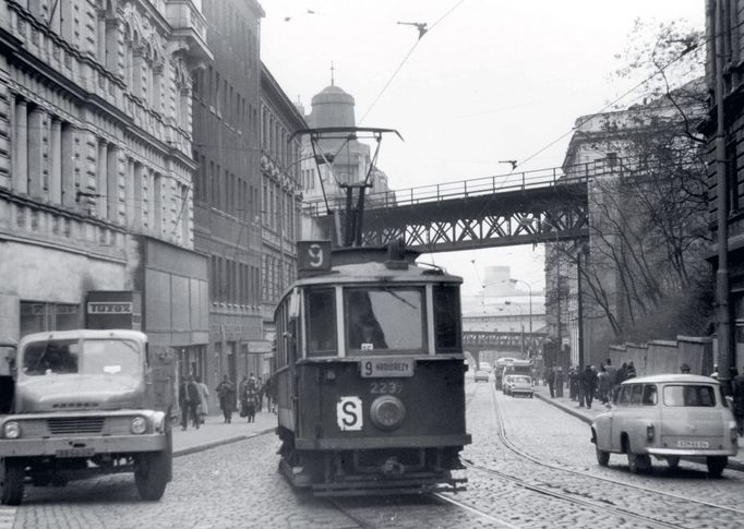 Trať v dnešní Husitské ulici v roce 1973 — zrušená v roce 1977