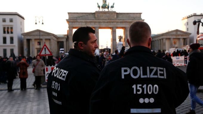 Němečtí policisté před Braniborskou bránou v Berlíně.