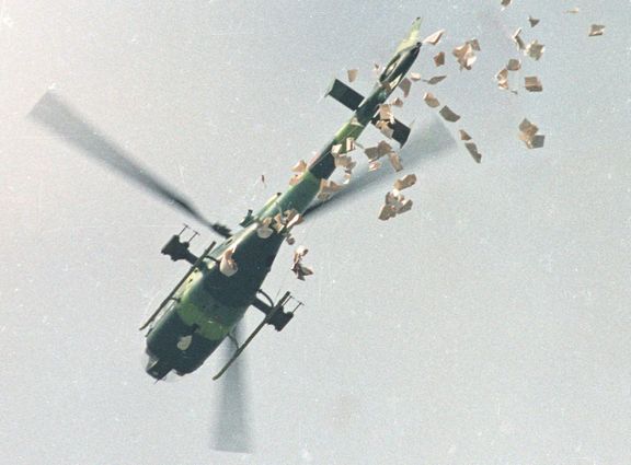 Vojenská helikoptéra vypouští letáky, aby studenti opustili náměstí Tchien-an-men, květen 1989.