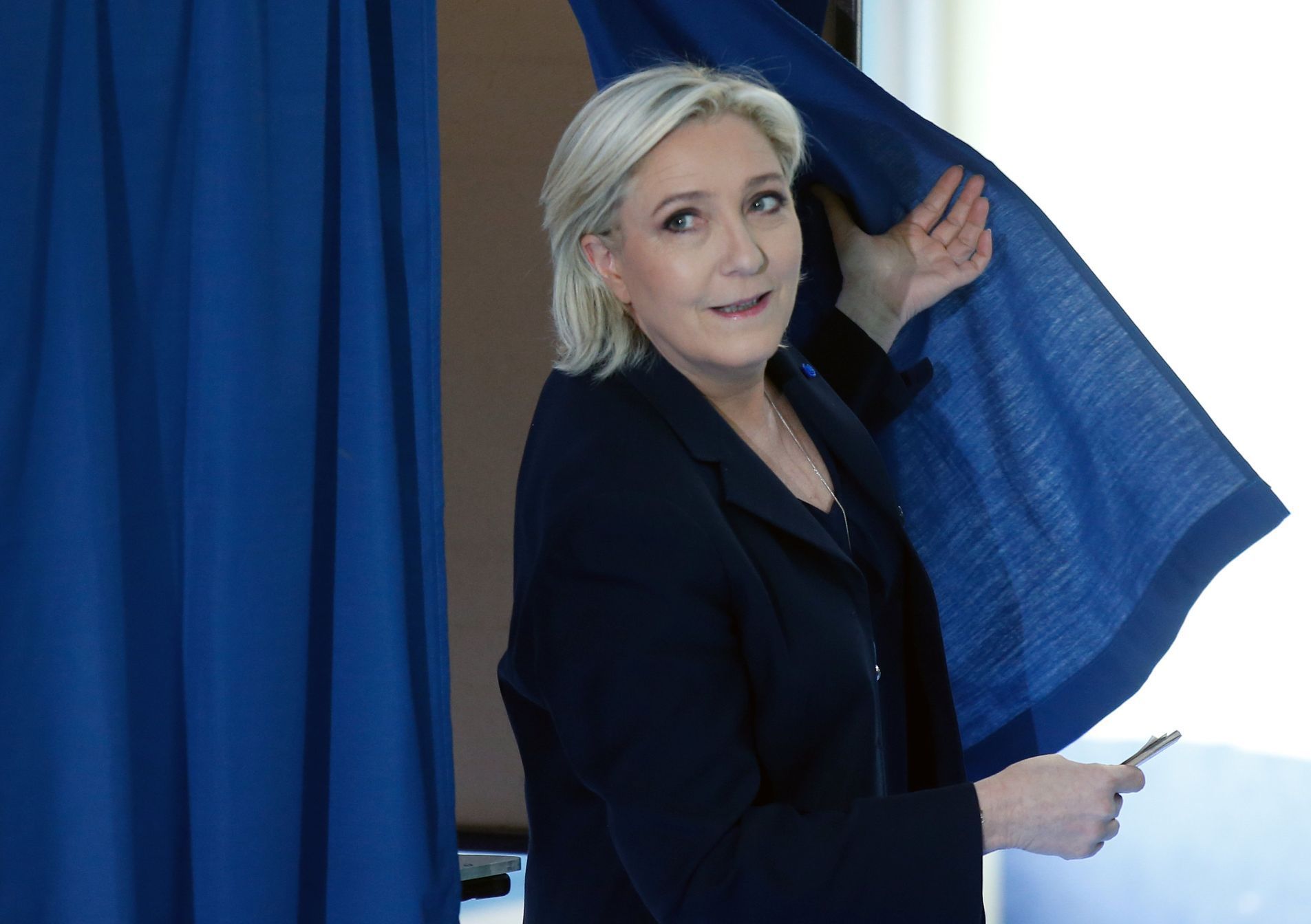 Kandidátka na první francouzskou prezidentku Marine Le Penová odvolila.
