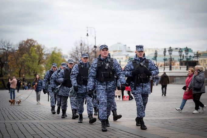 Příslušníci Ruské národní gardy zvané Rosgvardia. Garda nahradila někdejší Vojska ministerstva vnitra a zodpovídá se přímo prezidentovi Vladimiru Putinovi.