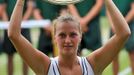 Petra Kvitová zvedá nad hlavu talíř určený pro vítěze ženské dvouhry na Wimbledonu