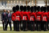 Pak za doprovodu královnina manžela, vévody z Edinburghu, vykonal přehlídku čestné gardy za doprovodu čestných salv z nedalekého Green Parku a z londýnského Toweru.