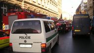 Na místo neštěstí se sjíždí hasiči, policisté a zdravotníci.