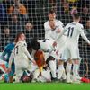 Hráči Wolverhamptonu i Slovanu se sklánějí nad bezvládným Kenanem Bajričem, jehož zasáhl kopačkou do hlavy Raúl Jiménez