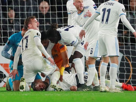 Hráči Wolverhamptonu i Slovanu se sklánějí nad bezvládným Kenanem Bajričem, jehož zasáhl kopačkou do hlavy Raúl Jiménez
