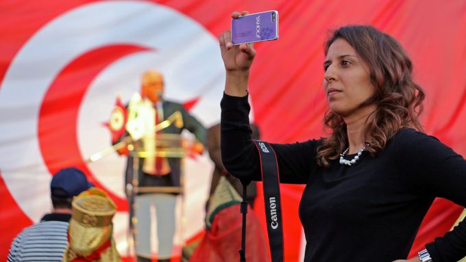 Film zachycuje životy dvou vlivných žen, které po revoluci v Tunisku aktivně bojují za demokratické uspořádání své země a svobodu slova.