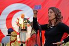 Hidžáb, nebo květina. Tuniskou revoluci málem zničily různé představy o demokracii