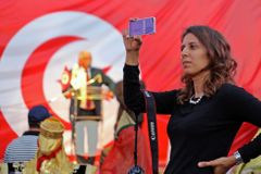 Hidžáb, nebo květina. Tuniskou revoluci málem zničily různé představy o demokracii