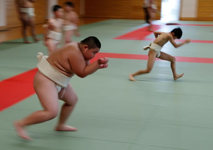 Reuters: mladí zápasníci sumo v Japonsku