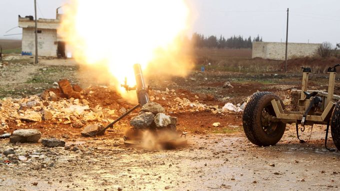 Bojovník Svobodné syrské armády střílí na pozice Islámského státu v provincii Aleppo. Svobodná syrská armáda bojuje jak proti Asadovu režimu, tak proti Islámskému státu.