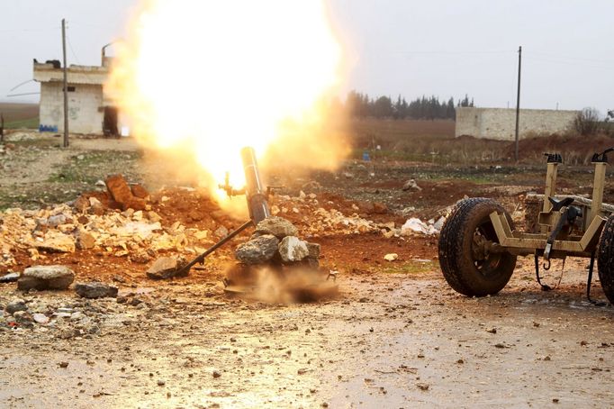 Bojovník Svobodné syrské armády střílí na pozice Islámského státu v provincii Aleppo. Svobodná syrská armáda bojuje jak proti Asadovu režimu, tak proti Islámskému státu.