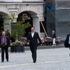 Vypjatou situaci v Mělníku si přešel osobně prohlédnout i premiér ČR Petr Nečas. Do města dorazil krátce po 16 hodině odpolední.