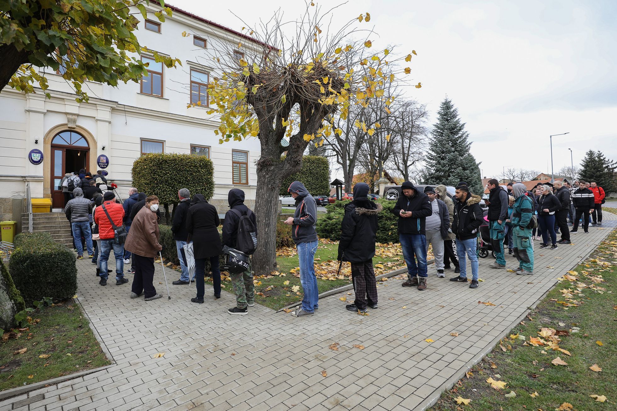 Mobilní očkovací tým, mobilní očkování, koronavirus, covid-19, vesnice, lidé, fronta, pandemie, Rohovládova Bělá, rouška, respirátor, ochrana