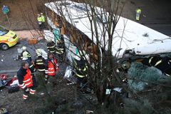 Autobus na Žďársku narazil do stromu, sedm lidí se zranilo