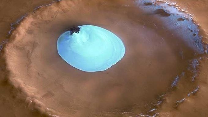 Jezero vodního ledu by po roztání poskytlo astronautům na Marsu vodu.