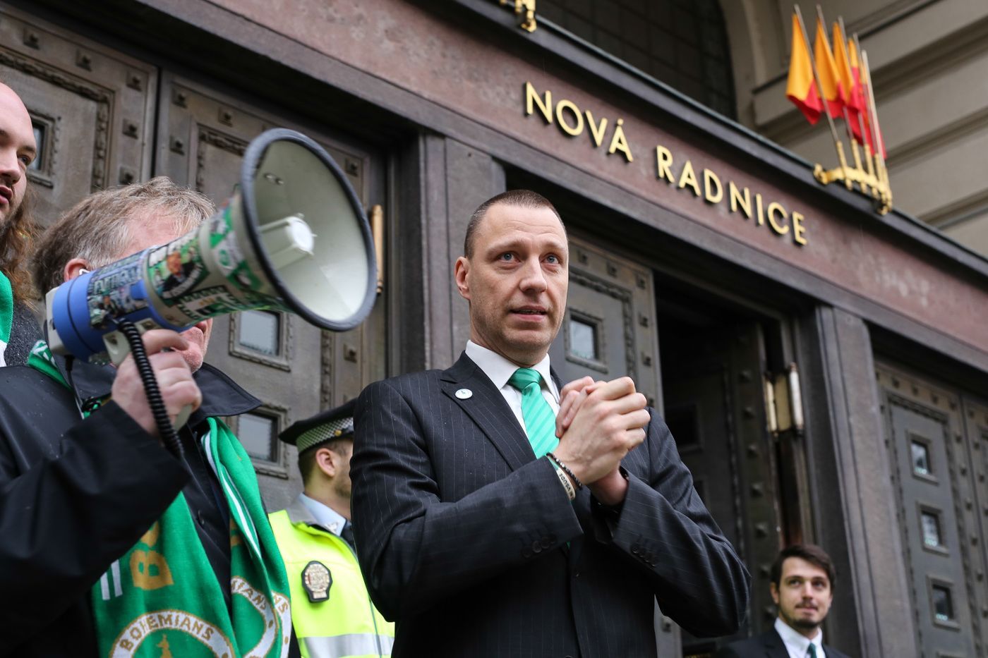 Demonstrace fanoušků Bohemians před magistrátem 31.3. + zastupitelstvo