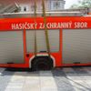V centru Ostravy se do země propadlo hasičské auto
