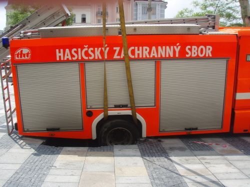 V centru Ostravy se do země propadlo hasičské auto